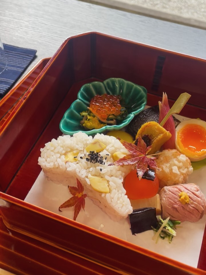 お寺の広間での催しに用意された御料理