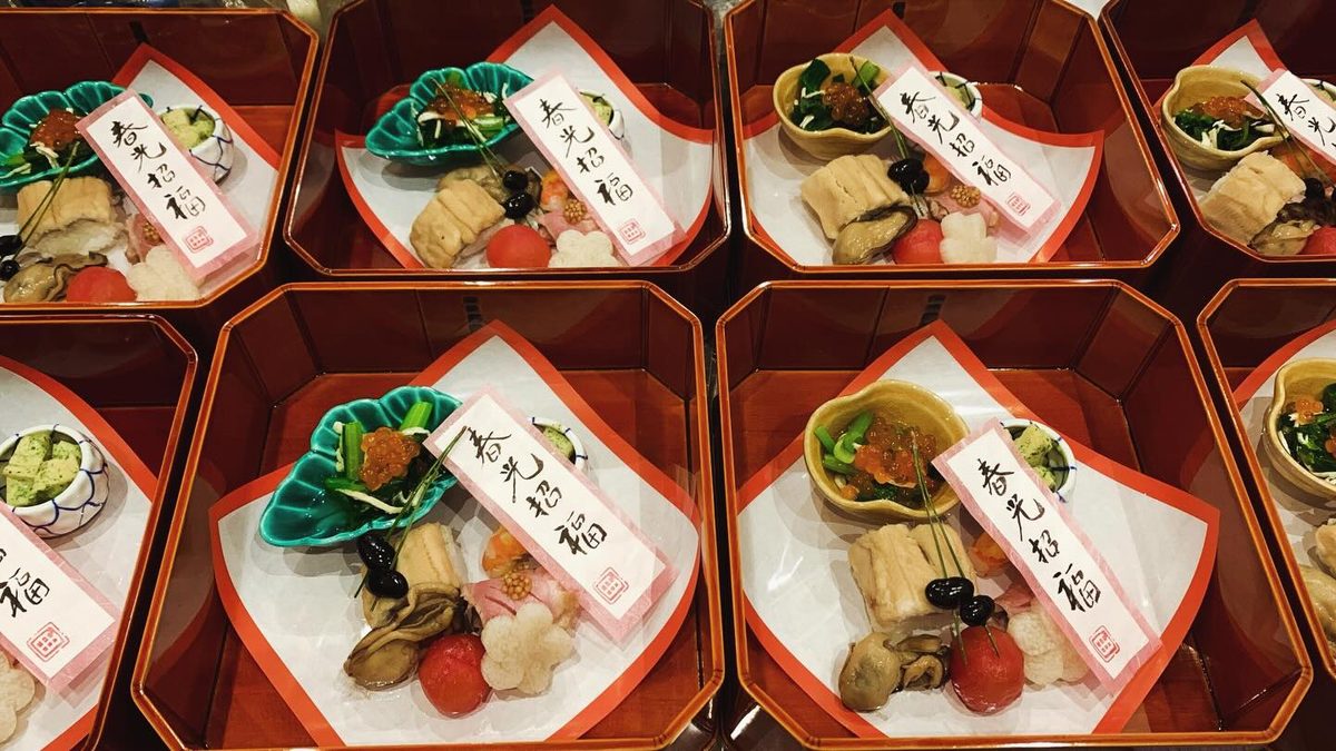春光招福の掛紙を添えたお花見弁当が並ぶ