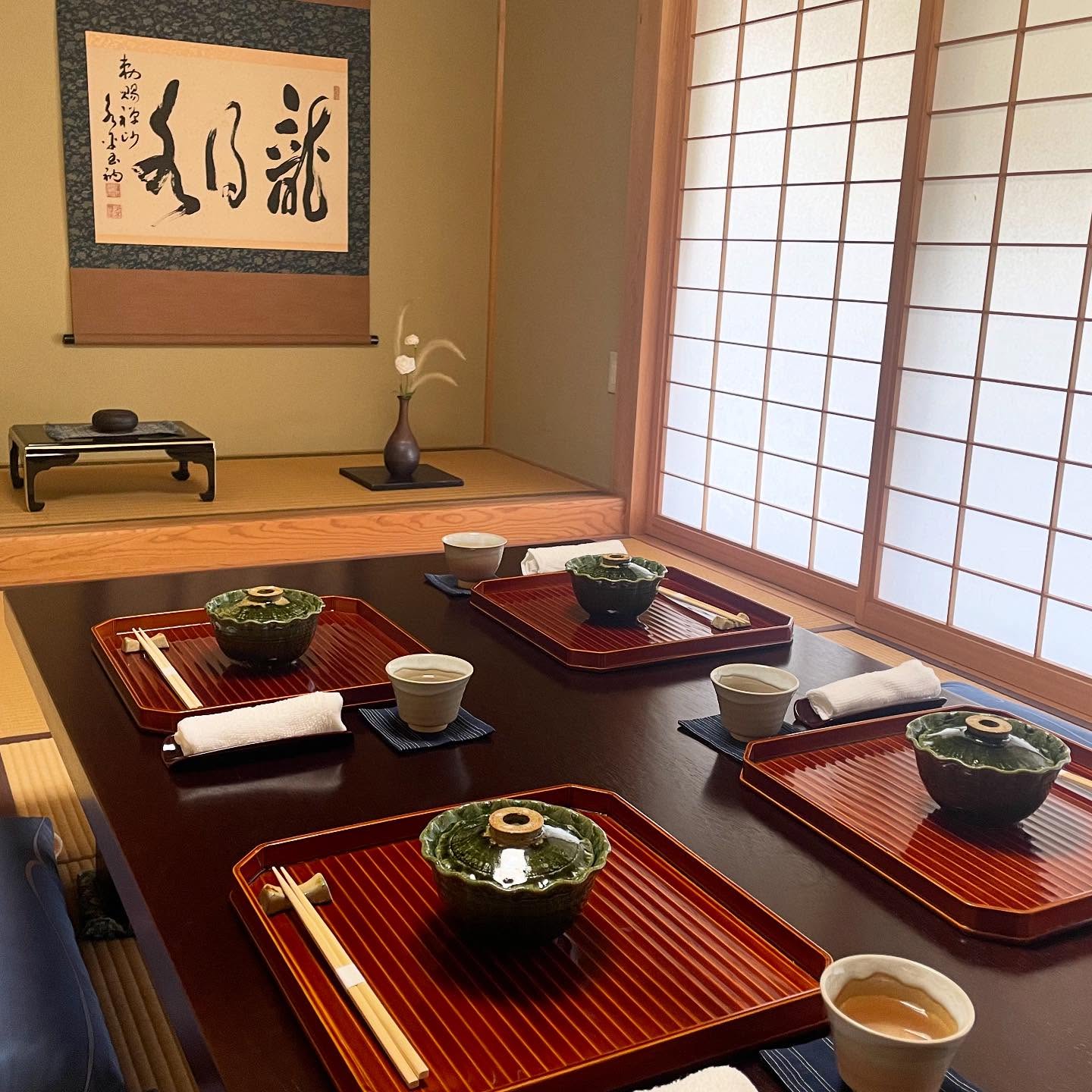 和室に整えられた朱の折敷とお祝いの膳